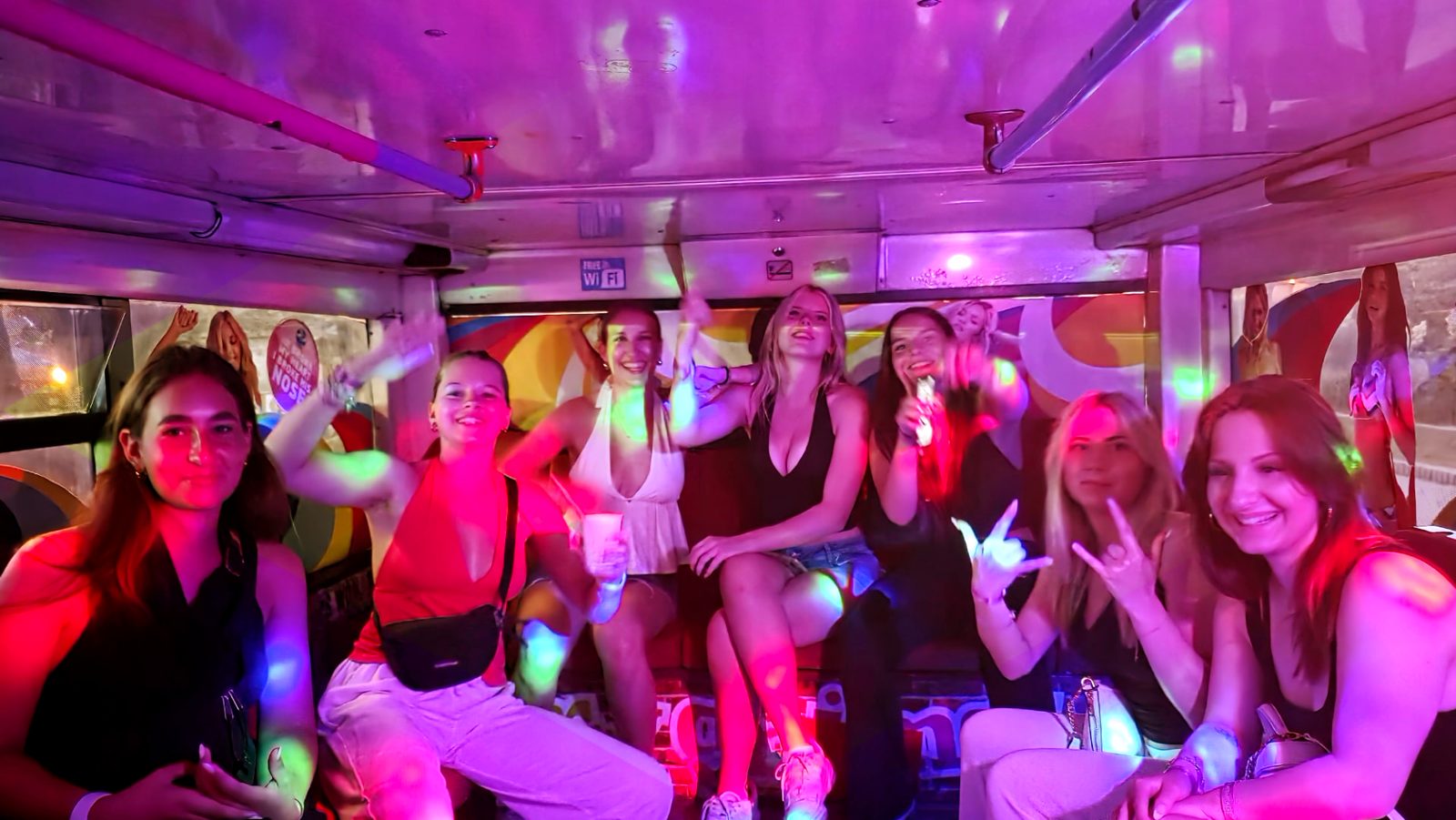 Party Bus mit Neon-Beleuchtung am Goldstrand